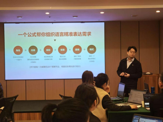 重慶市“AI+行業(yè)賦能”研修班圓滿收官，助力行業(yè)智能化升級(jí)——培養(yǎng)復(fù)合型人才，推動(dòng)數(shù)字經(jīng)濟(jì)與行業(yè)深度融合