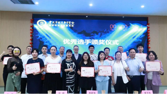 重慶市“AI+行業(yè)賦能”研修班圓滿收官，助力行業(yè)智能化升級(jí)——培養(yǎng)復(fù)合型人才，推動(dòng)數(shù)字經(jīng)濟(jì)與行業(yè)深度融合