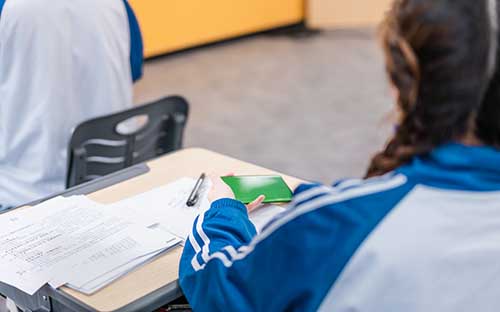 重慶成人高考能手機(jī)報(bào)名嗎？可以異地參考嗎？