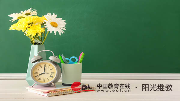 成人高考準(zhǔn)考證號(hào)忘記了怎么辦？準(zhǔn)考證怎么打?。?/></p><h3>成人高考準(zhǔn)考證號(hào)忘記了怎么辦？</h3><p>1、電話咨詢</p><p>大家可以撥打報(bào)考省教育考試院電話咨詢，需要提供考生本人身份證號(hào)碼就可以查詢到自己的準(zhǔn)考證號(hào)碼了。</p><p>2、招考辦查詢</p><p>考生本人攜帶本人身份證到當(dāng)?shù)卣锌嫁k或省教育考試院查回準(zhǔn)考證號(hào)，但要注意工作時(shí)間是周一到周五。</p><p>3、教育機(jī)構(gòu)查詢</p><p>對(duì)于那些經(jīng)過(guò)教育機(jī)構(gòu)報(bào)名的考生而言的，這些考生如果忘記了準(zhǔn)考證號(hào)和報(bào)名號(hào)的話，可以到自己當(dāng)時(shí)報(bào)名的教育機(jī)構(gòu)拿報(bào)名號(hào)然后進(jìn)行查詢。</p><h3>成人高考準(zhǔn)考證怎么打??？</h3><p>成人高考準(zhǔn)考證打印流程一般如下：</p><p>1、登錄官網(wǎng)：</p><p>在規(guī)定的準(zhǔn)考證打印時(shí)間段內(nèi)，打開(kāi)你所在省的教育考試院官方網(wǎng)站。部分省份可能有專門的成人高考報(bào)名系統(tǒng)網(wǎng)址，需提前了解清楚。</p><p>2、找到準(zhǔn)考證打印入口：</p><p>在教育考試院網(wǎng)站上，通常有“報(bào)名報(bào)考”或“成人高考”等相關(guān)欄目，進(jìn)入該欄目后可以找到“準(zhǔn)考證打印”的入口選項(xiàng)。</p><p>3、登錄系統(tǒng)：</p><p>點(diǎn)擊“準(zhǔn)考證打印”入口后，系統(tǒng)會(huì)要求你輸入相關(guān)信息進(jìn)行登錄，一般需要選擇證件類型（如身份證），然后錄入證件號(hào)碼、密碼、驗(yàn)證碼等。</p><p>4、閱讀考場(chǎng)規(guī)則并確認(rèn)：</p><p>成功登錄后，會(huì)出現(xiàn)考場(chǎng)規(guī)則等相關(guān)信息，仔細(xì)閱讀后，點(diǎn)擊“我已閱讀，并同意遵守上述規(guī)則”等類似按鈕，表示你已知曉并愿意遵守考場(chǎng)規(guī)則。</p><p>5、查看并下載準(zhǔn)考證：</p><p>閱讀完考場(chǎng)規(guī)則并確認(rèn)后，即可查看自己的準(zhǔn)考證信息，確認(rèn)信息無(wú)誤后，點(diǎn)擊“點(diǎn)擊下載準(zhǔn)考證（pdf）”等類似按鈕，將準(zhǔn)考證文件下載到本地電腦。</p><p>6、打印準(zhǔn)考證：</p><p>下載完成后，打開(kāi)下載的準(zhǔn)考證pdf文件，使用連接好的打印機(jī)進(jìn)行打印。在打印設(shè)置中，一般設(shè)置打印比例為100%，紙張大小為A4，打印方向?yàn)闄M向。建議多打印幾份準(zhǔn)考證備用，以防丟失。</p><p>以上是關(guān)于成人高考的相關(guān)內(nèi)容，考生可以此作為參考，具體以官方公告為準(zhǔn)！考生如果想獲取更多關(guān)于成人高考的相關(guān)資訊，如成人高考報(bào)名時(shí)間、考試時(shí)間、報(bào)考條件、備考知識(shí)、相關(guān)新聞等，敬請(qǐng)關(guān)注中國(guó)教育在線成人高考頻道。</p><p><strong>熱門推薦：</strong><br/></p><p><a href=