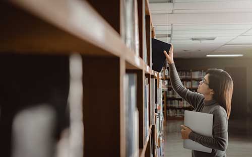 報名自考要到學校進行上課嗎？考什么？