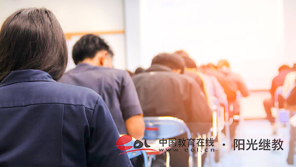 在職人員選自考本科還是成考本科？報名流程是什么？